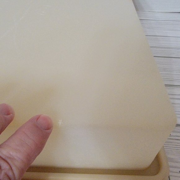 Tupperware 9×13 Cake Storage Container. Yellow Base Opaque Lid - Picture 13 of 15